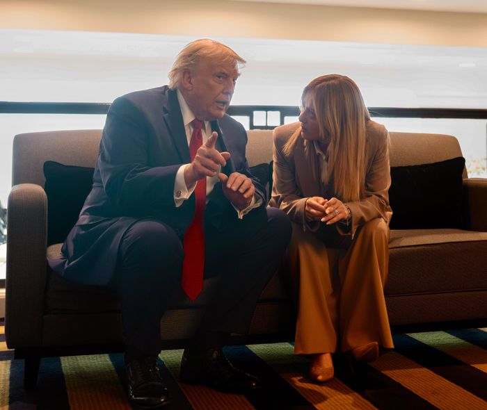 Tổng thống Mỹ Donald Trump (trái) và Thủ tướng Ý Giorgia Meloni tại thượng đỉnh G7 ở Pháp ngày 17-6. Ảnh: Italian Government