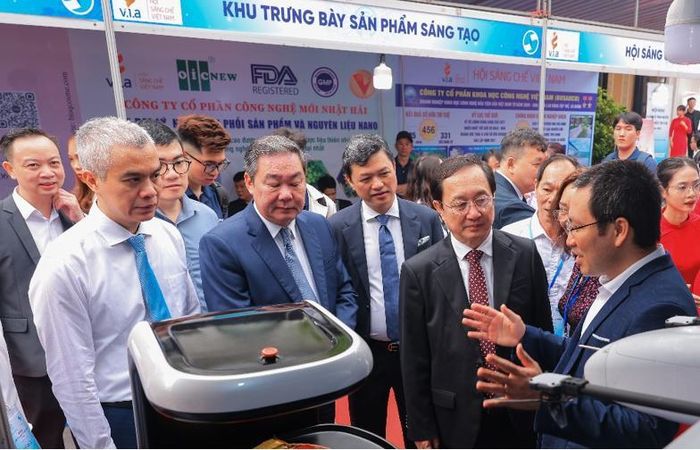 Các đại biểu tham quan triển lãm trưng bày các sản phẩm được bảo hộ quyền sở hữu trí tuệ trong khuôn khổ Hội nghị Quản lý nhà nước về Sở hữu trí tuệ năm 2024. Ảnh: VGP