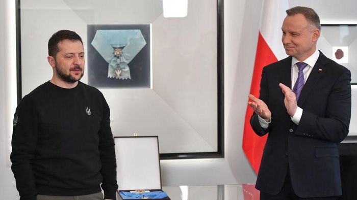 Tháng 4-2023, ông Zelensky nhận Huân chương Đại bàng trắng từ ông Andrzej Duda – tổng thống Ba Lan lúc bấy giờ. Ảnh: PAP