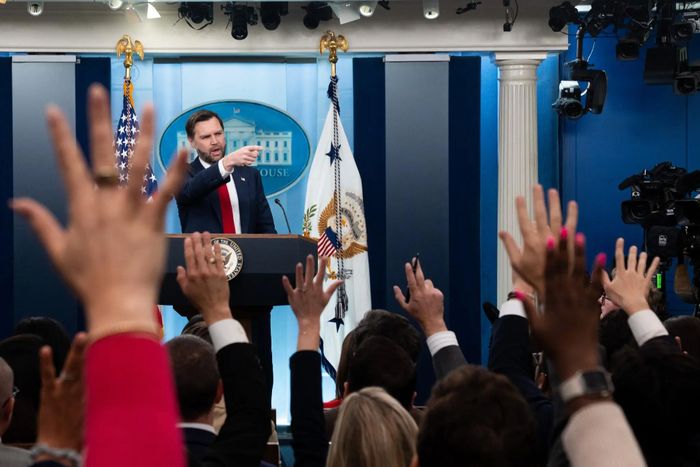  Phó Tổng thống Mỹ JD Vance trong cuộc họp báo hôm 18-6. Ảnh: THE NEW YORK TIMES 