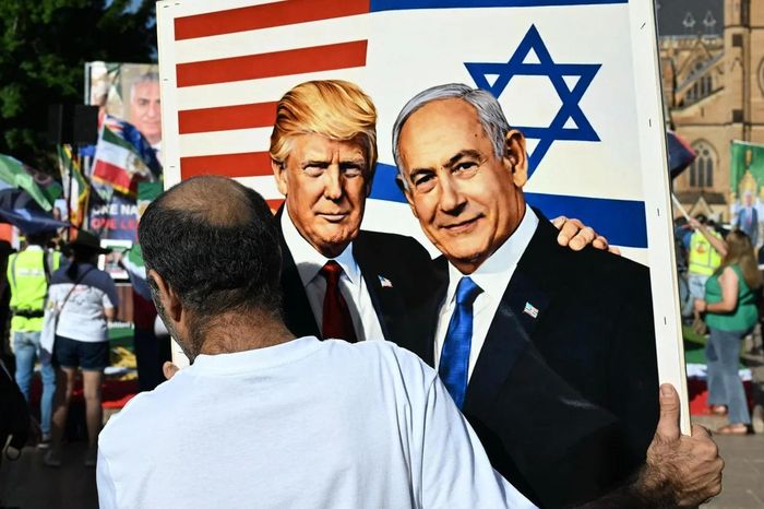 Một tấm biển thể hiện ủng hộ Tổng thống Trump và Thủ tướng Netanyahu trong một cuộc biểu tình hôm 14-3 tại Úc. Ảnh: AFP 