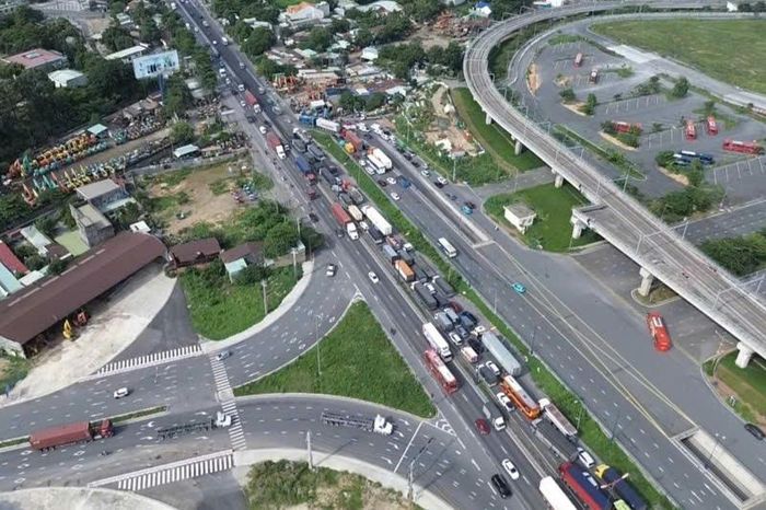 Chiều 20-6, dòng phương tiện nối đuôi kéo dài trên xa lộ Hà Nội, hướng từ TP.HCM đi Đồng Nai. Nhiều phương tiện di chuyển chậm do ảnh hưởng từ việc sửa chữa cầu Đồng Nai. Ảnh: PHẠM HẢI