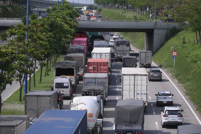 Ngoài khu vực cầu Đồng Nai, đoạn trước Bến xe Miền Đông mới cũng xảy ra tình trạng ùn ứ do mặt đường bị thu hẹp, khiến các phương tiện phải giảm tốc độ và nhập làn liên tục. Ảnh: PHẠM HẢI