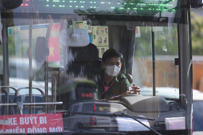 Nhiều tài xế mất thêm hàng chục phút để di chuyển qua khu vực cầu Đồng Nai do lưu lượng phương tiện tăng cao và mặt đường bị thu hẹp phục vụ thi công. Ảnh: PHẠM HẢI