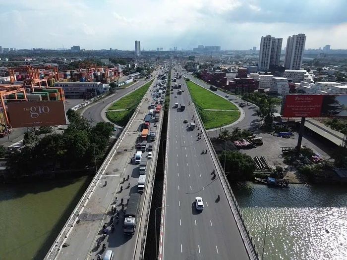 Hàng nghìn ô tô, xe máy xếp hàng dài trên xa lộ Hà Nội trong chiều cuối tuần khi nhu cầu đi lại tăng mạnh, kết hợp với ảnh hưởng từ công trình sửa chữa cầu. Ảnh: PHẠM HẢI