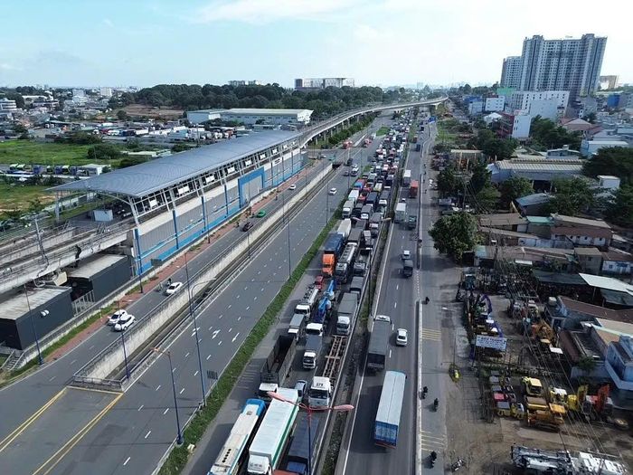 Việc thu hẹp mặt đường phục vụ sửa chữa cầu Đồng Nai khiến năng lực lưu thông giảm đáng kể, tạo áp lực lớn lên tuyến giao thông kết nối TP.HCM với các tỉnh miền Đông. Ảnh: PHẠM HẢI