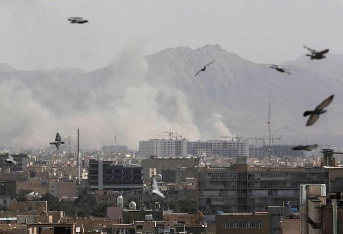  Những con chim bay lượn trên bầu trời sau một cuộc không kích vào Tehran ngày 28/2. Ảnh: Reuters 