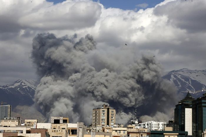  Khói bốc lên nghi ngút trên bầu trời Tehran sau khi thành phố này bị Mỹ và Israel tấn công bằng không quân vào ngày 1/3. Ảnh: Anadolu 