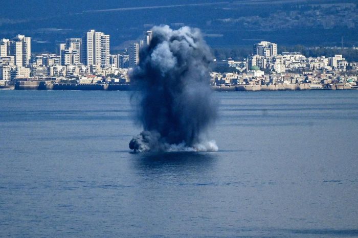 Hình ảnh một vụ nổ trên biển được nhìn thấy từ Haifa, Israel, vào ngày 28/2. Ảnh: Reuters 