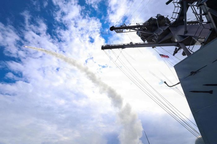  Tàu USS Thomas Hudner phóng một tên lửa Tomahawk từ một vị trí không được tiết lộ vào ngày 1/3. Ảnh: Reuters 