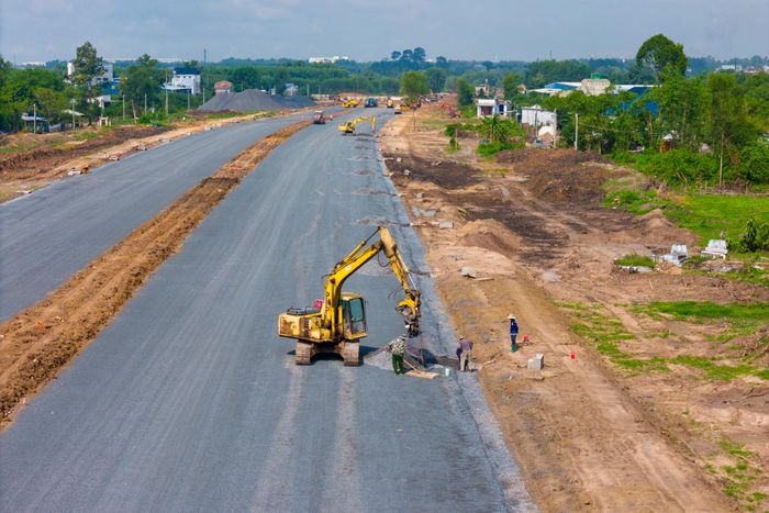 Nhà thầu phấn đấu đến ngày 30/6 sẽ hoàn thành các hạng mục chính. Tiếp theo đó, các đơn vị sẽ triển khai sơn kẻ mặt đường, biển báo giao thông, đưa vào sử dụng toàn tuyến.