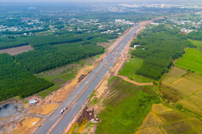 Khoảng 1,5 km đoạn từ Quốc lộ 51 đến Hương lộ 12 đã được nhà thầu cấp phối đá dăm, chờ tiến hành thảm nhựa trong thời gian sắp tới.