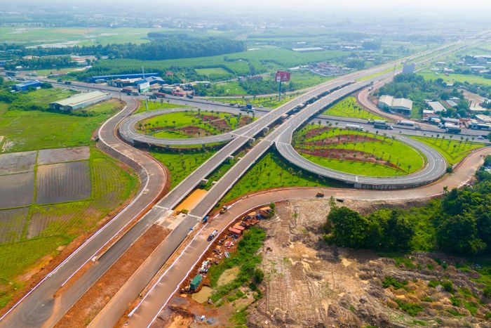 Dự án có điểm đầu giáp đường Hương lộ 19 (xã Phước An), điểm cuối giáp Quốc lộ 51 (xã Long Phước), xây dựng cầu Bà Ký trên tuyến chính. Trong ảnh là nút giao của tuyến đường này với Quốc lộ 51 cùng đường T1 đã thảm nhựa và hoàn thiện cơ bản các hạng mục chính.