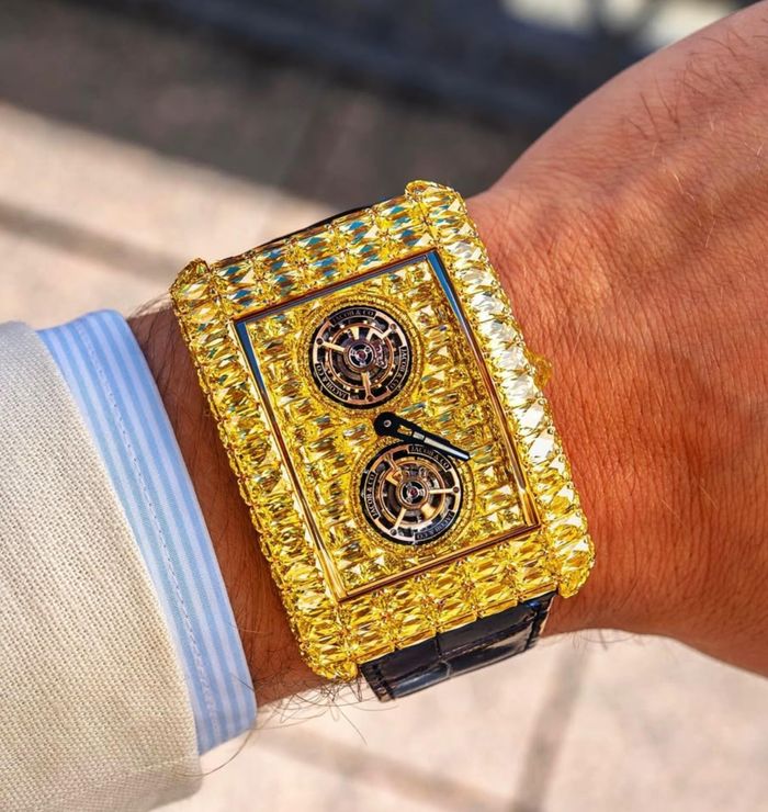  Ngồi bên cạnh cô, nhà sáng lập đeo chiếc Billionaire Double Tourbillon Angel Cut Yellow Diamonds, một trong những thiết kế xa xỉ và hiếm gặp của thương hiệu. Mẫu đồng hồ kết hợp giữa kỹ nghệ chế tác đồng hồ cao cấp và trang sức cao cấp, với phần vỏ bằng vàng được nạm kim cương vàng theo kiểu cắt Angel Cut. Cỗ máy nổi bật bởi giá trị ước tính hơn 9 triệu USD. Ảnh: @jacobarabo.