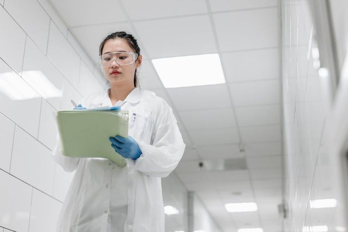 Ngoài các nhà khoa học nêu trên, Đại học Quốc gia TP.HCM còn chiêu mô thêm nhiều nhà khoa học đang công tác tại các trường đại học, viện nghiên cứu và tập đoàn công nghệ hàng đầu thế giới. Trong đó có TS Nguyễn Trọng Hiền từ Viện Công nghệ California (Caltech) và Phòng Thí nghiệm Sức đẩy Phản lực NASA (JPL) trong lĩnh vực vật lý thiên văn; GS Shuai Zhang từ Đại học Aalborg (Đan Mạch) trong lĩnh vực điện tử - viễn thông; GS Nguyễn Nhựt Tiến từ Đại học Texas tại Dallas (Mỹ) trong lĩnh vực công nghệ thông tin và trí tuệ nhân tạo; TS Đinh Cao Thắng từ Đại học Queen’s (Canada) trong lĩnh vực kỹ thuật hóa học; TS Nguyễn Văn Sơn từ IBM Research (Mỹ) trong lĩnh vực khoa học nano và vật liệu điện tử tiên tiến. Các chuyên gia này tham gia giảng dạy, nghiên cứu tại trường Đại học Bách khoa và trường Đại học Khoa học Tự nhiên, góp phần tăng cường kết nối quốc tế, nâng cao năng lực nghiên cứu và đào tạo ở nhiều lĩnh vực khoa học công nghệ mũi nhọn. Ảnh minh họa: Pexels.