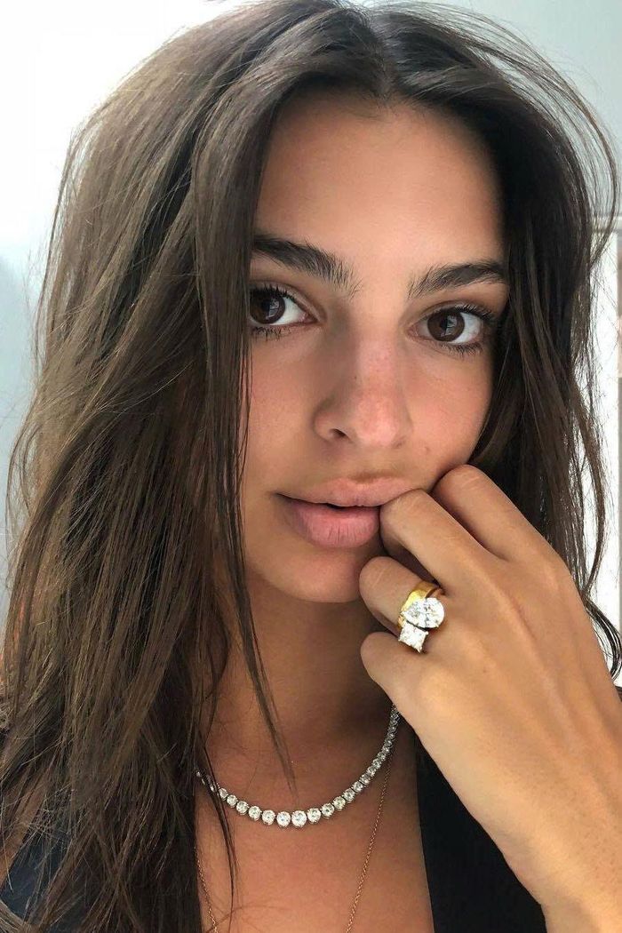  Kiểu nhẫn phong cách toi et moi độc đáo được nhiều người trẻ lựa chọn. Ảnh: @Emrata/Instagram. 