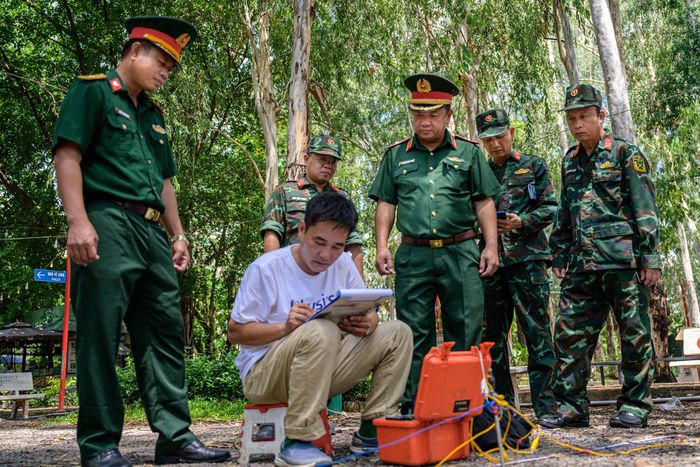  Thiếu tướng Nguyễn Thành Trung (áo xanh, chính giữa ảnh), Chính ủy Bộ Tư lệnh TP.HCM, kiểm tra khảo sát vào ngày đầu tiên (15/6) triển khai công tác thăm dò vị trí. Ảnh: Hoài Bảo. 