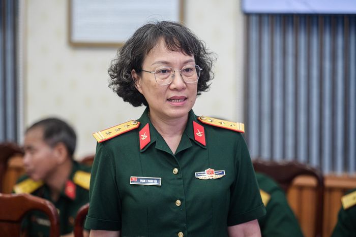  Thượng tá Phạm Thị Thanh Vân trình bày báo cáo từ Viện Thiết kế, Tổng cục Hậu cần - Kỹ thuật (Bộ Quốc phòng) tại hội nghị chiều 19/6. Ảnh: Hoài Bảo. 