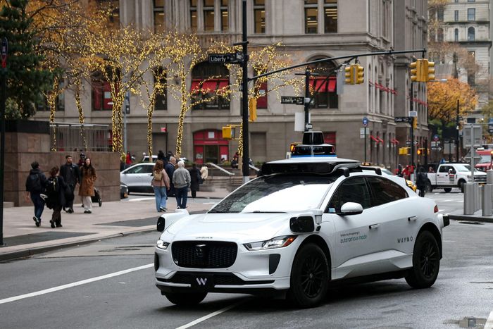  Waymo đã cập nhật phần mềm trên xe để cải thiện khả năng nhận biết và phản ứng trước các tình huống đóng đường, giúp xe tránh đi vào khu vực thi công. 