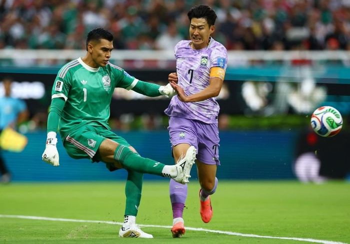  Mexico kéo thấp đội hình sau bàn thắng của Luis Romo và biến trận đấu thành bài kiểm tra mà Hàn Quốc không tìm ra lời giải. 