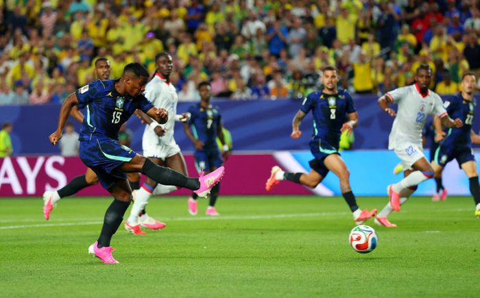  Tới phút 78 của trận đấu, khi Brazil đang dẫn 3-0, Endrick tưởng như có bàn thắng đầu tiên tại World Cup. Từ đường chuyền của Bruno Guimaraes, Rayan xử lý khéo léo ở rìa vùng cấm trước khi chọc khe thông minh để Endrick băng xuống đối mặt thủ môn Placide. 