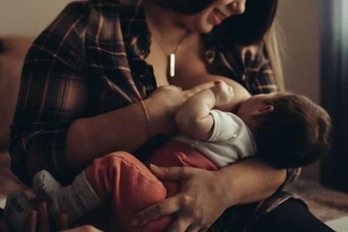  WHO khuyến khích trẻ bú mẹ đến 2 tuổi hoặc lâu hơn nếu mẹ và con cùng mong muốn. Ảnh: Unsplash. 