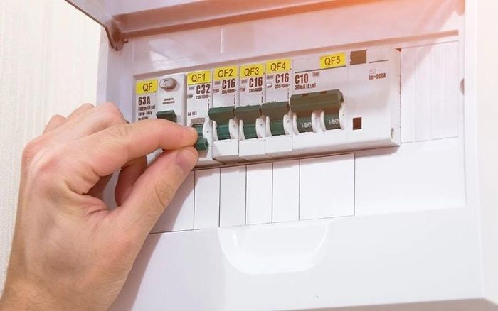 Ngắt nguồn cấp điện hệ thống điều hòa trung tâm trước khi vệ sinh. Ảnh: Nagakawa. 