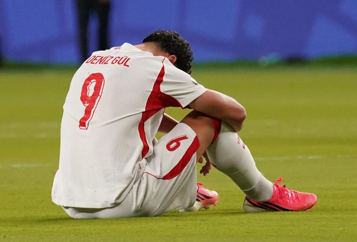  Được kỳ vọng là "ngựa ô" của giải đấu, Thổ Nhĩ Kỳ rời World Cup sau hai trận toàn thua và không ghi nổi bàn thắng nào. 