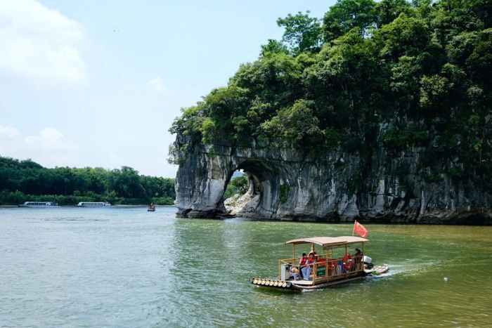  Cảnh quan núi đá vôi và sông nước đặc trưng của Quế Lâm. Ảnh: D.T. 