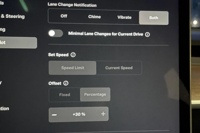  FSD cho phép người dùng thiết lập tùy chọn "Speed Offset", giúp xe chạy cao hơn giới hạn tốc độ được ghi nhận theo một mức chênh lệch do tài xế cài đặt. Đây chính là điểm gây tranh cãi với các cơ quan quản lý châu Âu. 