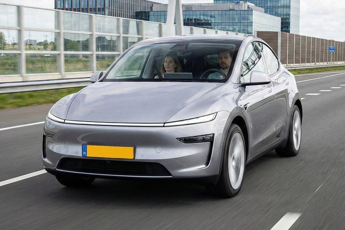  Tại châu Âu, Tesla sử dụng tính năng "Contextual Max Speed", tự điều chỉnh tốc độ theo dòng giao thông, cùng tùy chọn "Speed Offset" cho phép xe chạy cao hơn giới hạn pháp lý. 