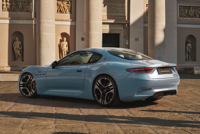  Hệ truyền động điện của GranTurismo Folgore sản sinh công suất 760 mã lực, cho phép xe đạt tốc độ tối đa 325 km/h. Bộ pin 92,5 kWh dạng chữ T giúp hạ thấp trọng tâm xe, đồng thời mang lại phạm vi hoạt động hơn 540 km. 