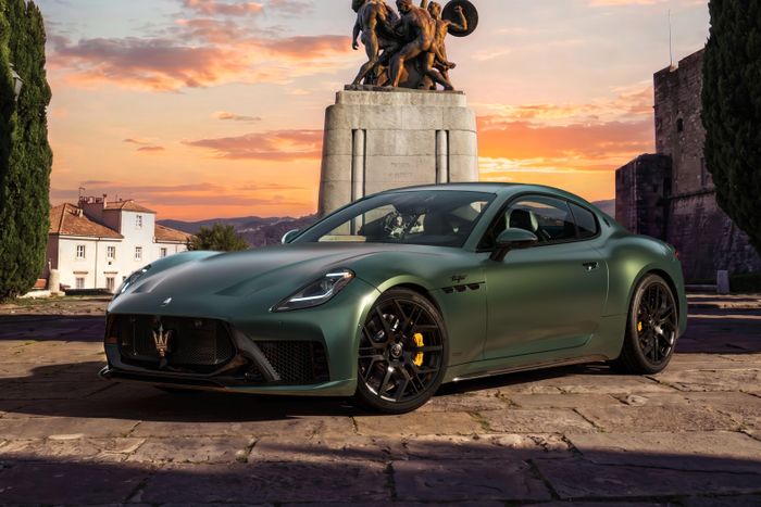  Maserati GranTurismo Trofeo được nâng cấp với phần đầu xe mới, lấy cảm hứng từ ngôn ngữ thiết kế đã xuất hiện trên MCXtrema, GT2 Stradale và McPura. Các hốc hút gió được tái thiết kế cùng cánh chia gió trước giúp tối ưu khí động học. 