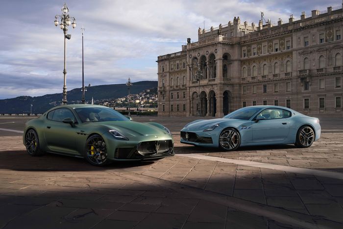  Sự hiện diện của 2 phiên bản Trofeo và Folgore cho thấy chiến lược phát triển song song của Maserati: tiếp tục khai thác tiềm năng của động cơ đốt trong Nettuno, đồng thời đẩy mạnh công nghệ điện hóa với các biến thể Folgore. 