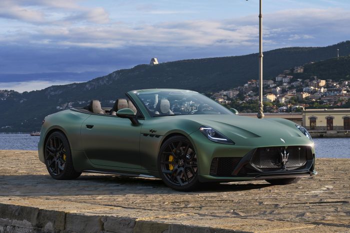  Maserati GranCabrio Trofeo mang toàn bộ DNA hiệu suất của GranTurismo Trofeo lên một mẫu mui trần 4 chỗ. Xe cũng sử dụng động cơ V6 Nettuno 590 mã lực, kết hợp thiết kế đầu xe mới và các chi tiết khí động học được tối ưu hóa. 