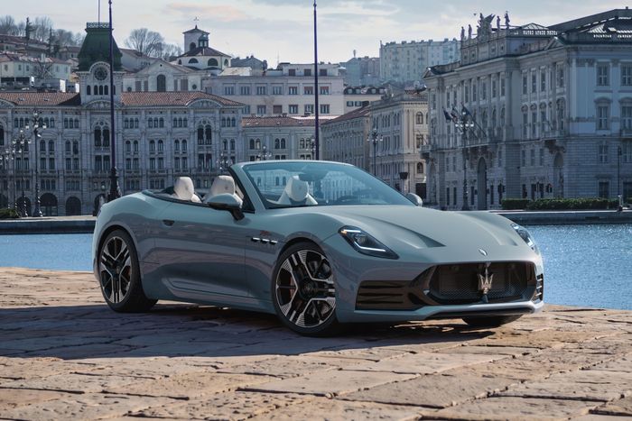  Maserati GranCabrio Folgore là mẫu xe mui trần thuần điện đầu tiên trong phân khúc. Xe sử dụng hệ truyền động 3 motor điện, hệ dẫn động 4 bánh cùng công nghệ phân bổ mô-men xoắn điện tử nhằm tối ưu khả năng bám đường. 