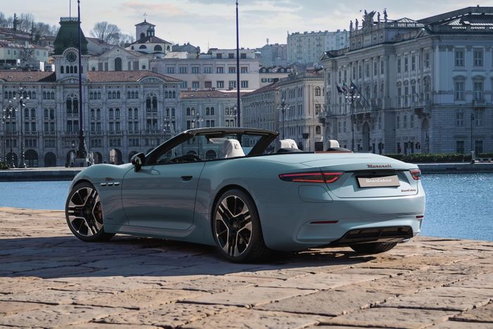  Với công suất 760 mã lực và tốc độ tối đa 290 km/h, GranCabrio Folgore hiện là một trong những mẫu xe thể thao mui trần chạy điện hiệu suất mạnh mẽ nhất thế giới. 