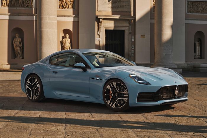  Trong khi đó, Maserati GranTurismo Folgore được trang bị kiến trúc 800V và 3 động cơ điện. Thiết kế mới vẫn giữ tỷ lệ đặc trưng của dòng GranTurismo nhưng được tinh chỉnh để tối ưu hiệu suất vận hành và khả năng làm mát. 