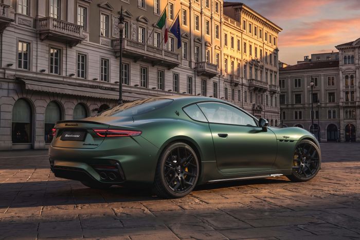  Sức mạnh của GranTurismo Trofeo đến từ động cơ V6 Nettuno twin-turbo 3.0L công suất 590 mã lực, mạnh hơn 40 mã lực so với trước. Mẫu coupe này có thể đạt tốc độ tối đa trên 320 km/h, kết hợp hệ dẫn động 4 bánh và hệ thống treo khí nén tiêu chuẩn. 