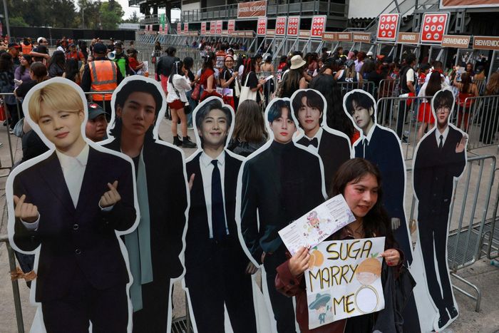 Người hâm mộ chụp ảnh cùng mô hình các thành viên nhóm nhạc BTS trước địa điểm tổ chức buổi hòa nhạc của nhóm tại Mexico City ngày 7/5.
