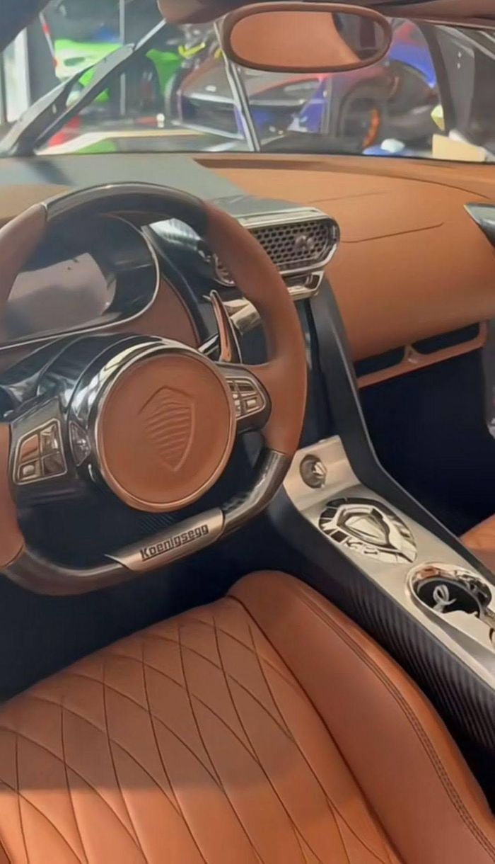 Không chỉ Koenigsegg Regera, trang này còn đăng tải hình ảnh một chiếc McLaren Senna được lưu trữ cùng địa điểm. Chiếc xe có màu sơn Cerberus Pearl tương đồng với mẫu Senna từng thuộc sở hữu của ông Hoàng Kim Khánh. Ảnh: SuperCars Lao