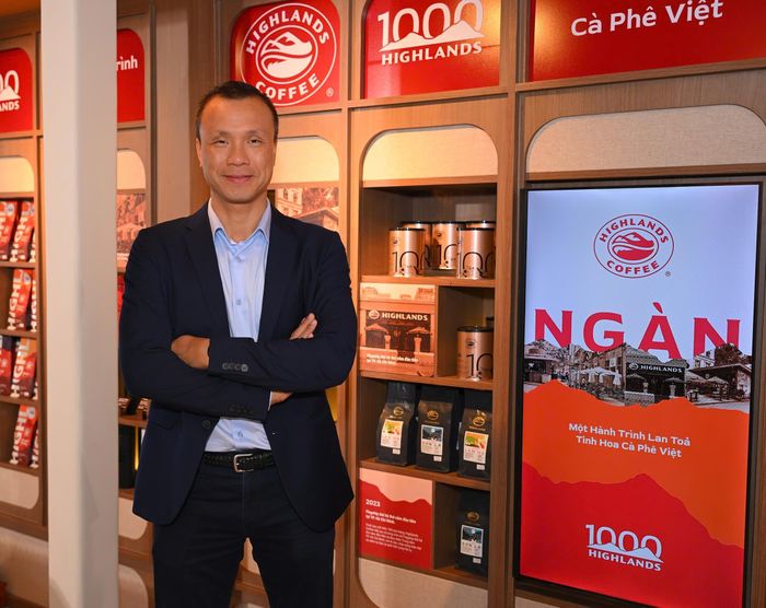  Ông Thái Anh trong buổi khai trương cửa hàng thứ 1.000 của thương hiệu tại Hà Nội, ngày 12/6. 