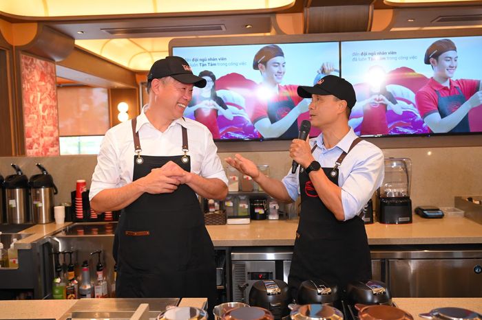  Ông David Thái, nhà sáng lập kiêm CEO và ông Lê Thái Anh, Giám đốc Điều hành tại Việt Nam, trong buổi khai trương cửa hàng thứ 1.000. 