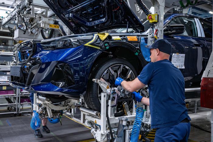  Khác với tập đoàn Volkswagen và Mercedes-Benz, BMW chưa công bố các chương trình cắt giảm nhân sự quy mô lớn. Tuy nhiên, tổng số lao động của hãng đã giảm nhẹ trong năm 2025 và xu hướng này được dự báo sẽ tiếp tục trong năm nay. 