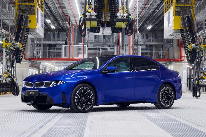  BMW dự kiến sẽ giảm quy mô lực lượng lao động toàn cầu tới 5% vào cuối năm 2026. Với tổng số nhân viên hiện ở mức dưới 155.000 người, kế hoạch này có thể tương đương với khoảng 7.700 vị trí bị cắt giảm. 