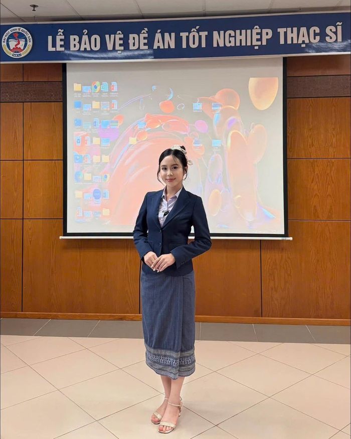  Maysaa trong ngày bảo vệ đề án tốt nghiệp thạc sĩ tại Đại học Kinh tế Quốc dân. 