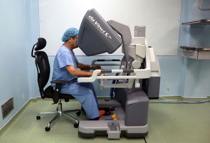 TS Nguyễn Tế Kha phẫu thuật bằng robot cho bệnh nhân ung thư. Ảnh: Trần Nhung.
