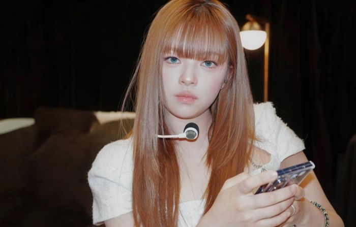  Jung Yeon cùng nhóm nhạc TWICE ra mắt thông qua chương trình sống còn Sixteen của JYP Entertainment. Nhóm nhanh chóng bứt phá khi ca khúc Cheer Up phát hành năm 2016 trở thành hiện tượng tại Hàn Quốc. Sau đó, TWICE liên tiếp gặt hái thành công với hàng loạt ca khúc như TT, Signal, Likey và What Is Love?... Ảnh: @jy_piece. 