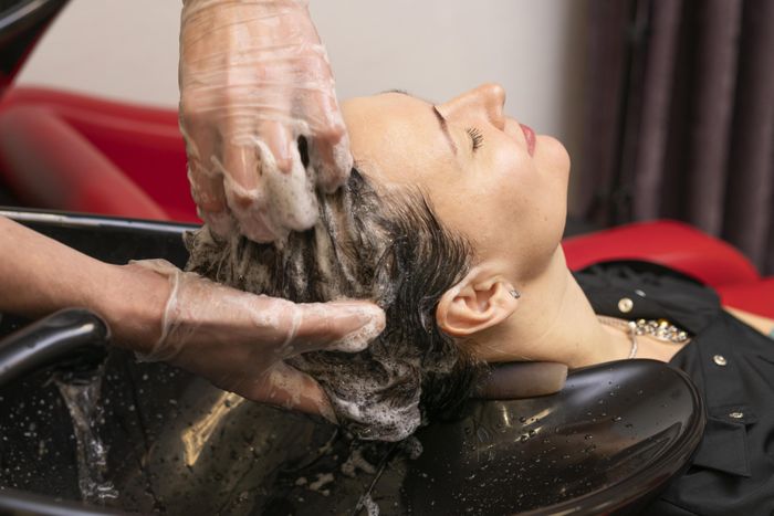 Quy trình chăm sóc tóc bài bản khiến việc gội đầu ở salon mang đến cảm giác thơm và sạch lâu hơn. Ảnh: Freepik.