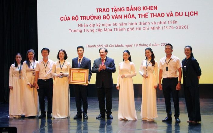 Thứ trưởng Tạ Quang Đông trao Bằng khen của Bộ trưởng Bộ VHTTDL tặng tập thể Trường Trung cấp Múa TP.HCM